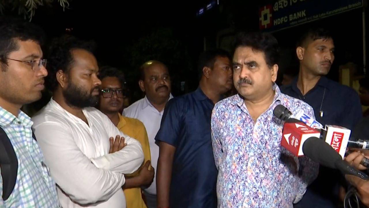 SSC Protest: রাত বাড়তেই SSC অফিসের সামনে শুরু জমায়েত, খবর পেয়েই ছুটে গেলেন অভিজিৎ গঙ্গোপাধ্যায়