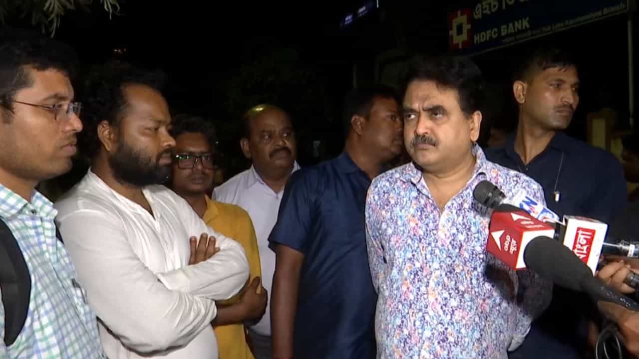 SSC Protest: রাত বাড়তেই SSC অফিসের সামনে শুরু জমায়েত, খবর পেয়েই ছুটে গেলেন অভিজিৎ গঙ্গোপাধ্যায় SSC Protest: রাত বাড়তেই SSC অফিসের সামনে শুরু জমায়েত, খবর পেয়েই ছুটে গেলেন অভিজিৎ গঙ্গোপাধ্যায়
