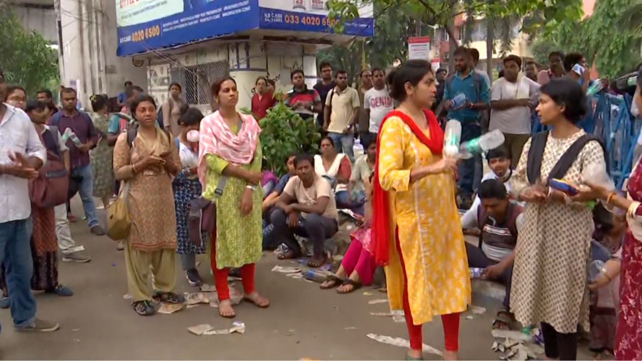 Teacher Recruitment: পুজোর মাসেই শিক্ষক নিয়োগের পরীক্ষা! সম্ভাব্য দিনক্ষণ জানিয়ে দিল SSC Teacher Recruitment: পুজোর মাসেই শিক্ষক নিয়োগের পরীক্ষা! সম্ভাব্য দিনক্ষণ জানিয়ে দিল SSC