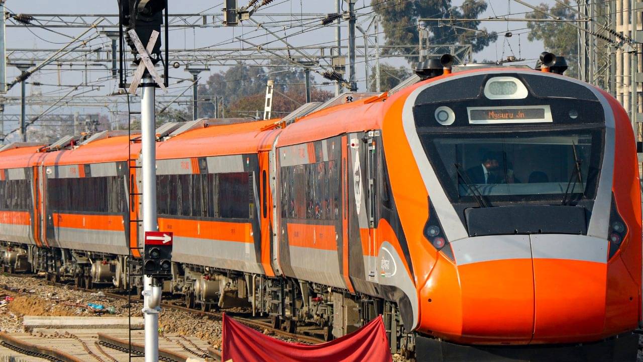 Vande Bharat: ২ বোতল মদের দামে তৈরি হয়ে যায় গোটা বন্দে ভারত! কীভাবে সম্ভব