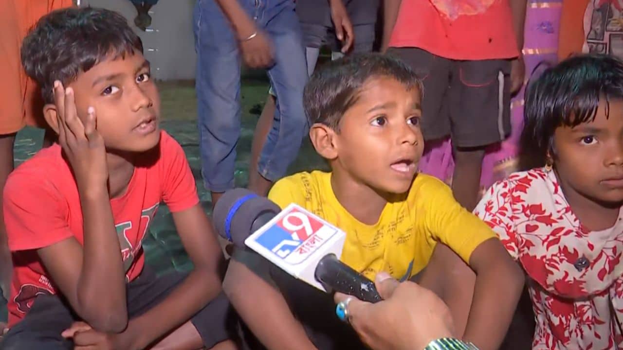 Malda: কিচ্ছু নেই, কিচ্ছু নেই... সব পুড়ে গিয়েছে, বই নেই, খাতা নেই, কেউ সেদিন ইউনিফর্ম ছাড়ার সময়টাও পায়নি