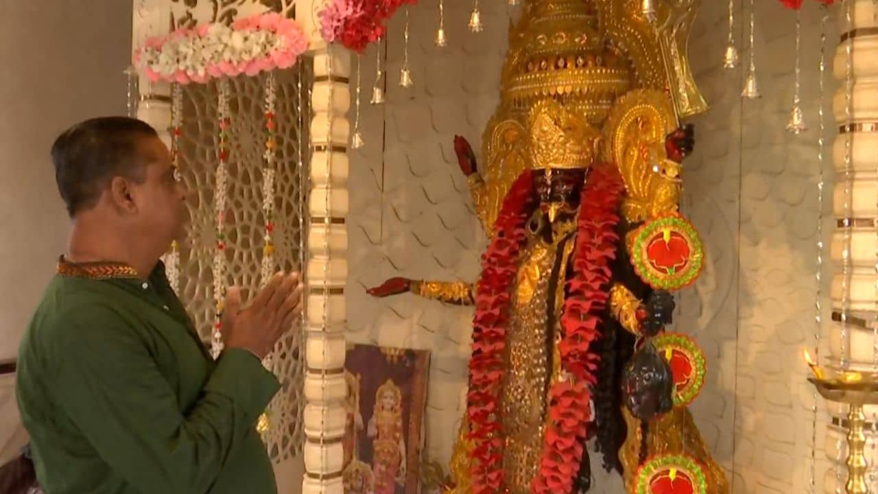 Murshidabad: পয়লার সকালে ধু ধু মন্দির, লোক নেই গঙ্গার ঘাটে, কালীর পায়ে মাথা পর্যন্ত ঠেকাতে গেল না কেউ!