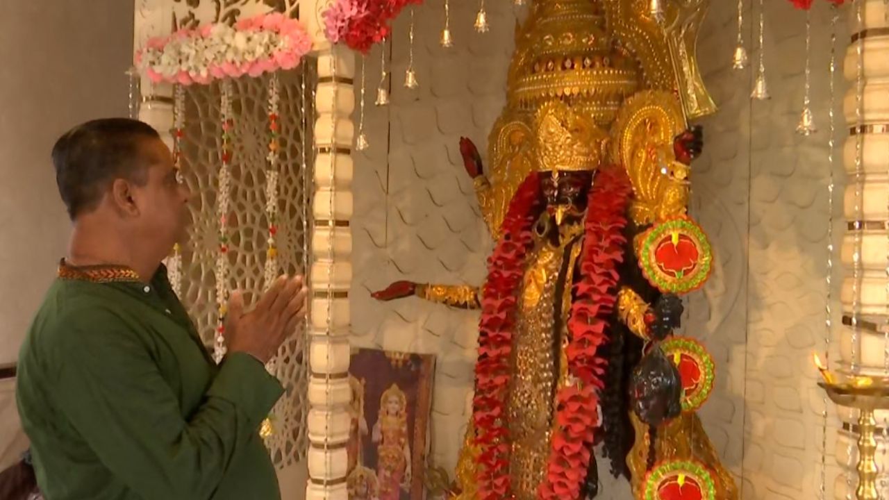 Murshidabad: পয়লার সকালে ধু ধু মন্দির, লোক নেই গঙ্গার ঘাটে, কালীর পায়ে মাথা পর্যন্ত ঠেকাতে গেল না কেউ!