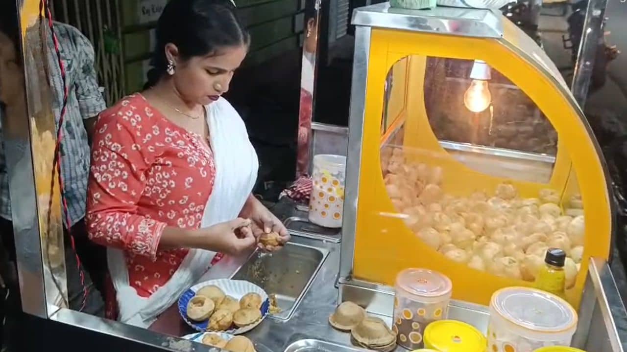 Nadia: বিএড পাশ করেছেন, ডিএলএড করছেন, শিক্ষিকা হওয়ার আর আশা নেই..., তাই ফুচকার স্টল দিয়েছেন প্রেয়শী