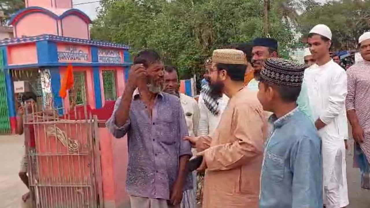 Furfura Sharif: যদি কিছু ঘটে! নিজে দাঁড়িয়ে রক্ষাকালী মন্দির পাহারা দিলেন কাশেম সিদ্দিকী Furfura Sharif: যদি কিছু ঘটে! নিজে দাঁড়িয়ে রক্ষাকালী মন্দির পাহারা দিলেন কাশেম সিদ্দিকী
