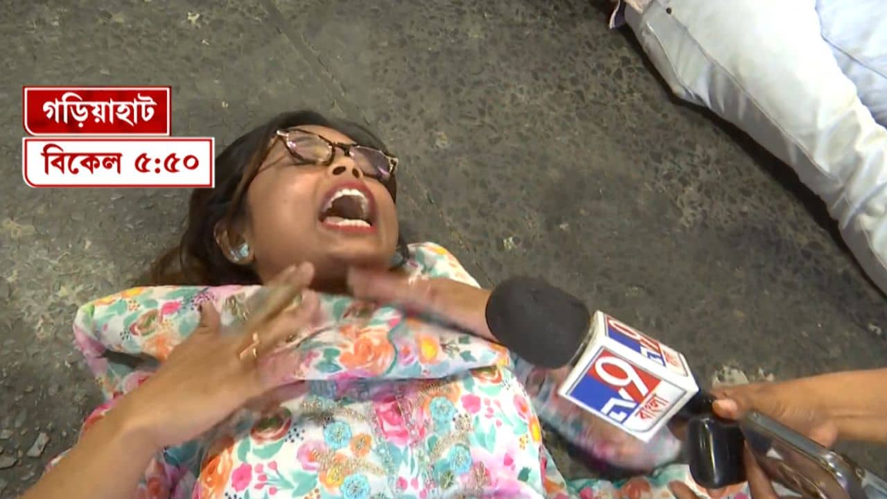 Protest at Gariahat: দেখুক সবাই, রাস্তায় নামিয়েছে পরপর রাস্তায় শুয়ে প্রতিবাদ চাকরিহারাদের, অবরুদ্ধ দক্ষিণ কলকাতা