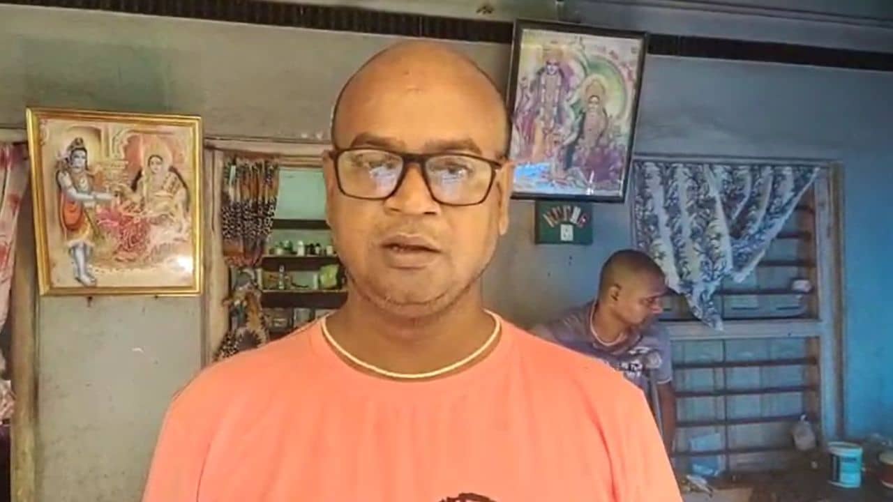 Ghatal: বাড়ি ফেরার কিছুক্ষণ পরই বাবার ঝুলন্ত দেহ উদ্ধার, সেদিন পার্টি অফিসে কী হয়েছিল, বড় অভিযোগ ছেলের