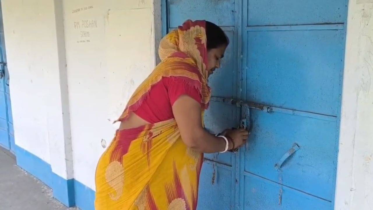 School Students: মিড ডে মিলের রাঁধুনি আসেন, চা খেয়ে বাড়ি চলে যান, ঘোষপাড়া স্কুলের গেটটা কি আর কখনও খুলবে!