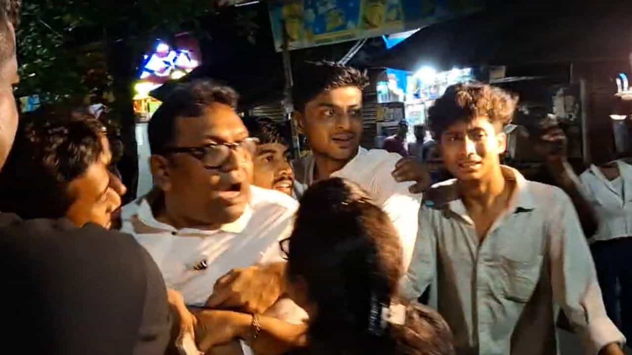 Calcutta High Court: হাইকোর্টে নজিরবিহীন বিক্ষোভ, চেম্বারে ঢোকার মুখে অশ্রাব্য ভাষায় গালিগালাজ বিকাশ, ফিরদৌসদের Calcutta High Court: হাইকোর্টে নজিরবিহীন বিক্ষোভ, চেম্বারে ঢোকার মুখে অশ্রাব্য ভাষায় গালিগালাজ বিকাশ, ফিরদৌসদের