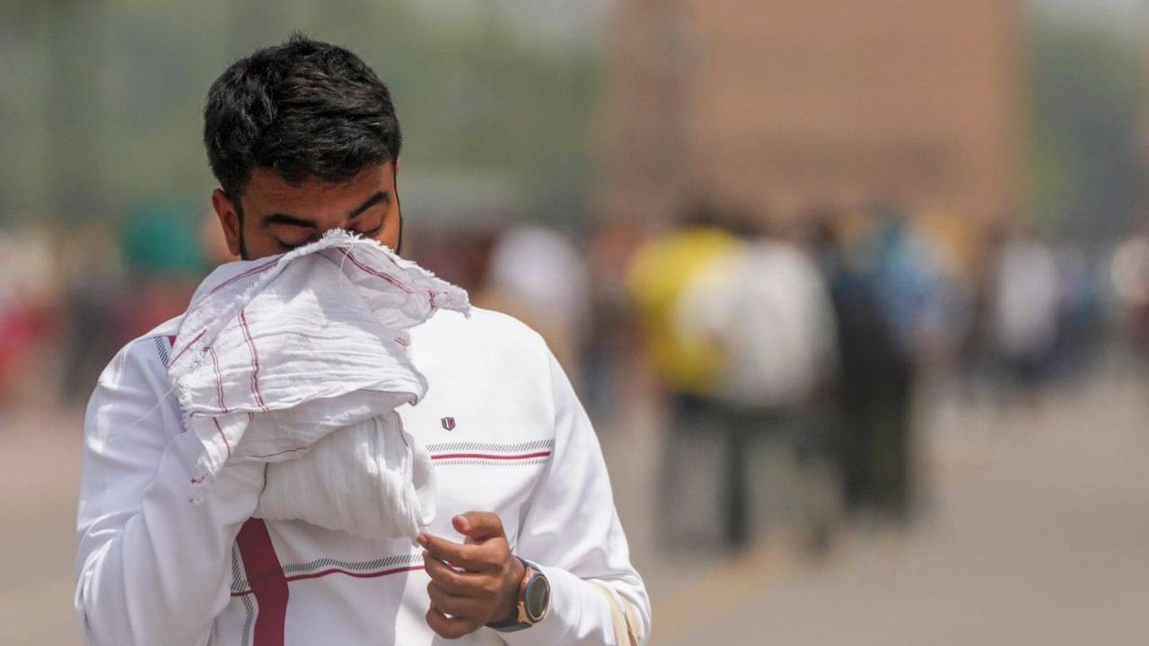 Weather Update: গুছিয়ে রাখুন রুমাল-ছাতা-জলের বোতল, তাপমাত্রা ৪০ পার করল বলে, জারি হল অ্যালার্ট
