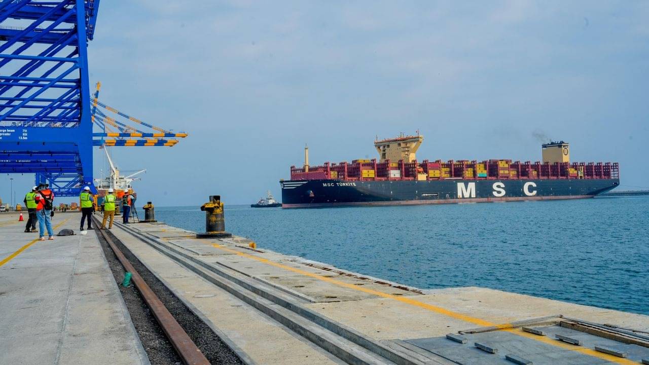 Adani Port: ভারতের নৌ-বাণিজ্যের ইতিহাসে প্রথম, বন্দরে পৌঁছল বিশ্বের সবথেকে বড় কন্টেনার শিপ