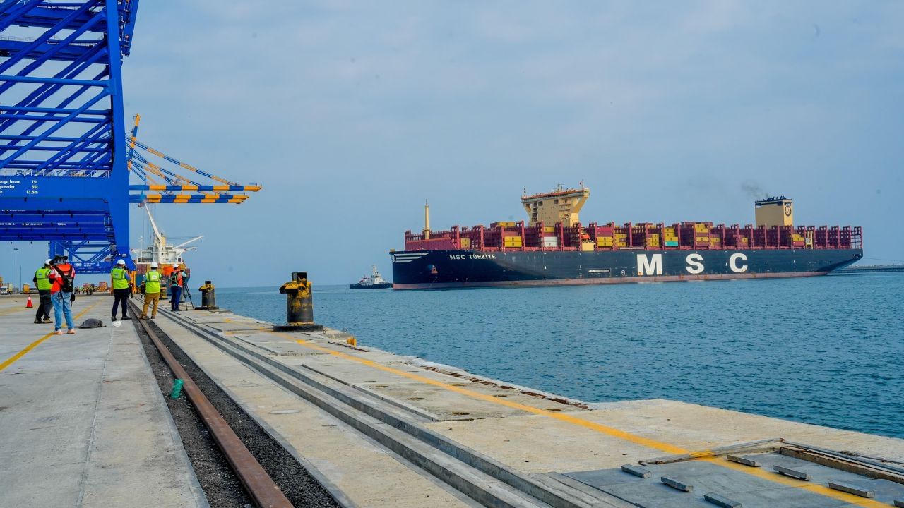Adani Port: ভারতের নৌ-বাণিজ্যের ইতিহাসে প্রথম, বন্দরে পৌঁছল বিশ্বের সবথেকে বড় কন্টেনার শিপ Adani Port: ভারতের নৌ-বাণিজ্যের ইতিহাসে প্রথম, বন্দরে পৌঁছল বিশ্বের সবথেকে বড় কন্টেনার শিপ