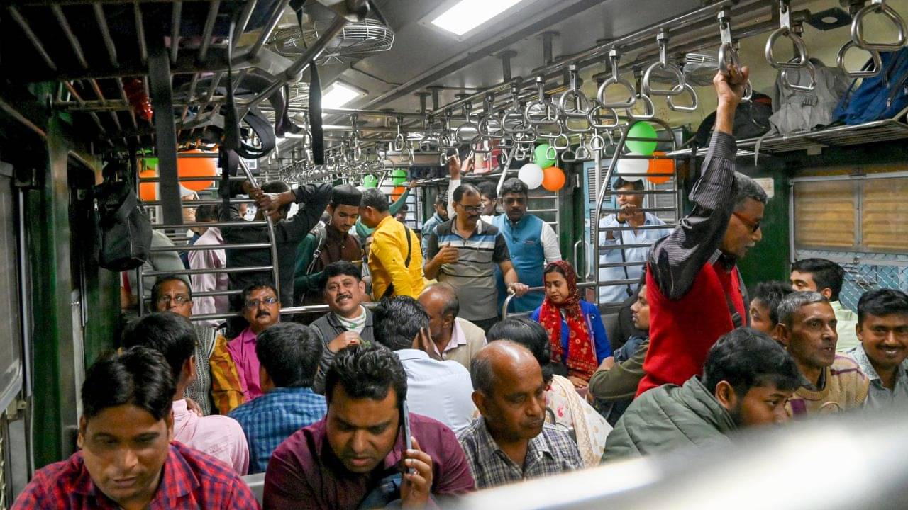 Local Train: দুটো করে তো ছিলই! শিয়ালদহ ডিভিশনের লোকাল ট্রেনে কেন বাড়ানো হল লেডিজ কামরা? আদৌ কি প্রয়োজন ছিল? কী বলছে রেল