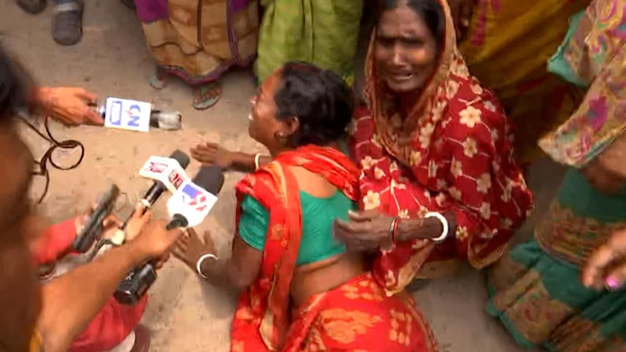 NCW at Murshidabad: 'আমাদের বাঁচতে দিন', জাতীয় মহিলা কমিশনের প্রতিনিধিদের দেখে বুকফাটা কান্না মহিলাদের NCW at Murshidabad: 'আমাদের বাঁচতে দিন', জাতীয় মহিলা কমিশনের প্রতিনিধিদের দেখে বুকফাটা কান্না মহিলাদের