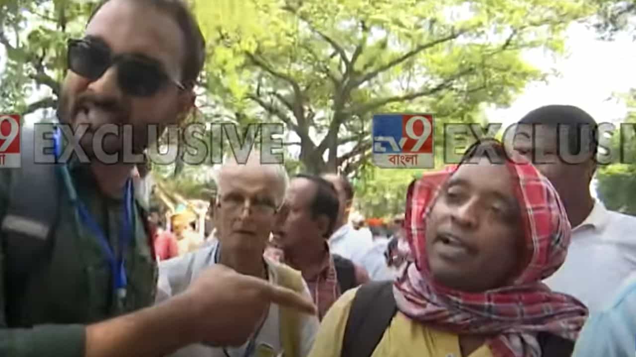 Teachers Meeting: 'উনি তো ২৬,০০০... আমরা ১৯০০০... কীভাবে ঢুকবেন দেখে নিন', নেতাজি ইন্ডোরের সামনে তুমুল সংঘর্ষ Teachers Meeting: 'উনি তো ২৬,০০০... আমরা ১৯০০০... কীভাবে ঢুকবেন দেখে নিন', নেতাজি ইন্ডোরের সামনে তুমুল সংঘর্ষ