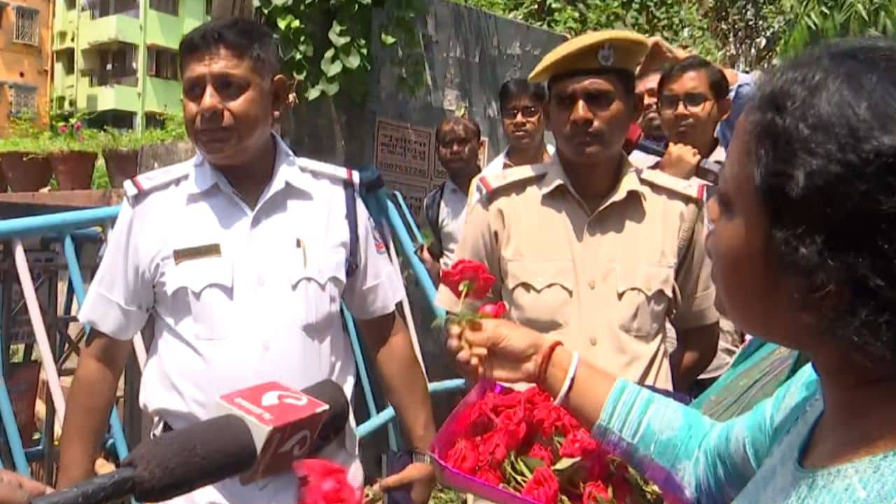 Kolkata Police: লাথি মেরেছিল পুলিশ! আজ গোলাপ দিতে গেল চাকরিহারারা