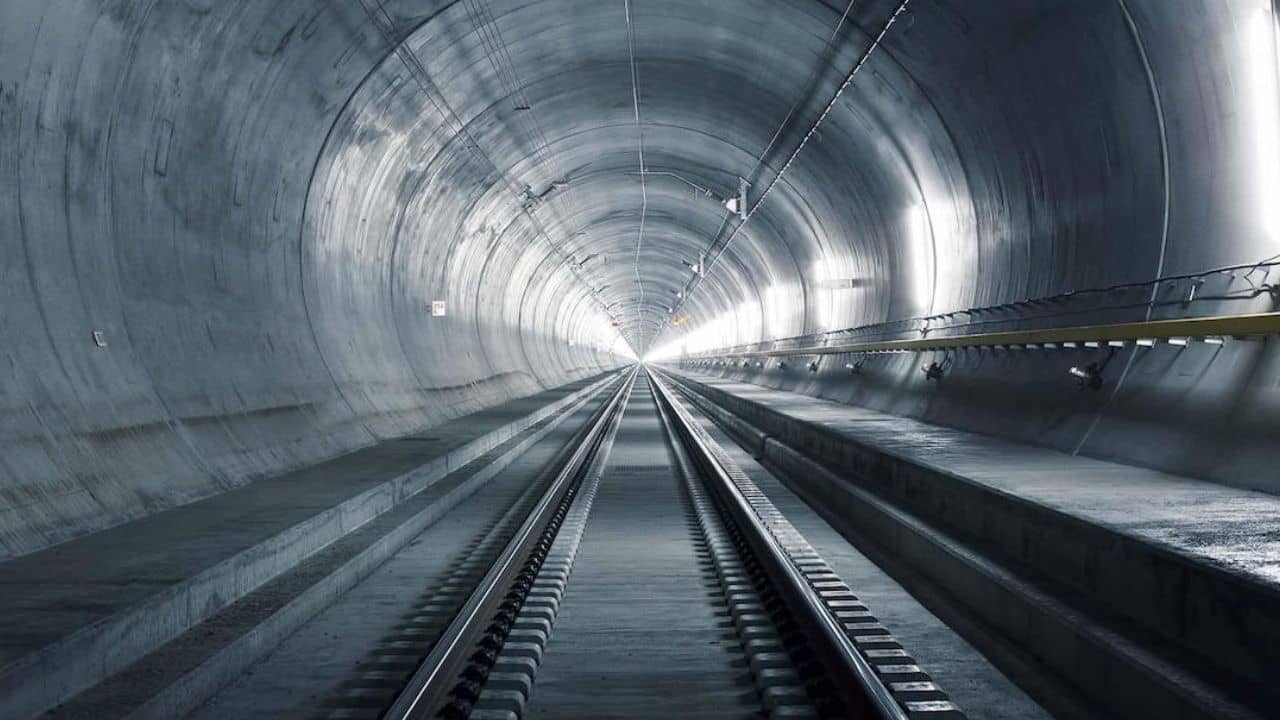 Railways: কলকাতা থেকে কল্যাণীর সমান দূরত্ব পার করতে হয় সুড়ঙ্গের মধ্য়ে দিয়ে, কোথায় আছে এমন রেলপথ