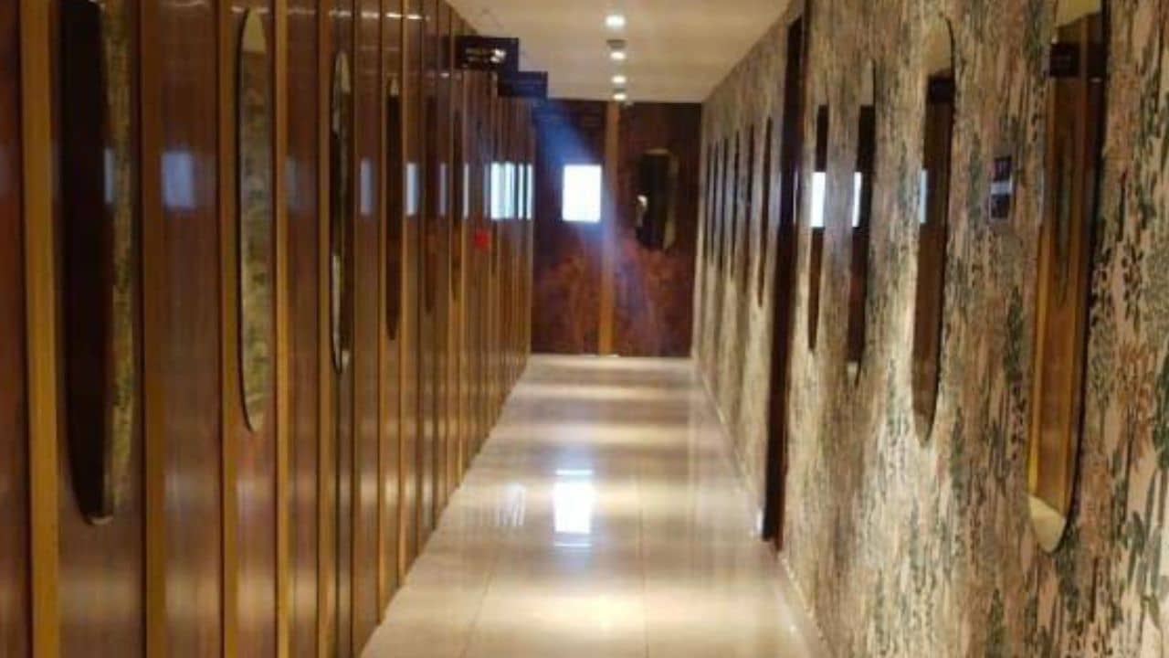 Railways: মাত্র ২০০ টাকায় রেল স্টেশনে থাকার এলাহি ব্যবস্থা, কীভাবে বুক করবেন