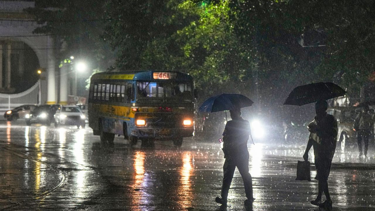 Weather Update: ২৮ বছর পর এমন 'শীতল' রাত দেখল কলকাতা, প্রায় ২০ ডিগ্রির তফাৎ! ভরা বৈশাখে হঠাৎ কী এমন ঘটল Weather Update: ২৮ বছর পর এমন 'শীতল' রাত দেখল কলকাতা, প্রায় ২০ ডিগ্রির তফাৎ! ভরা বৈশাখে হঠাৎ কী এমন ঘটল