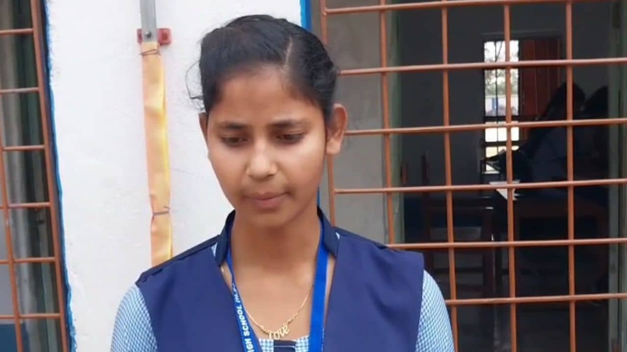 School Teachers: ১১ জন স্যর কাঁদতে কাঁদতে বেরিয়ে গেলেন! কী করে চলবে স্কুল! কী বলছে পড়ুয়ারা