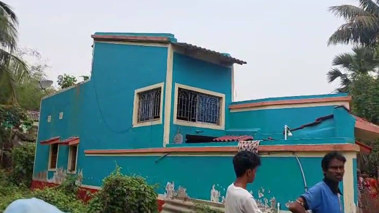 Tarakeswar: অন্য পুরুষের সঙ্গে সম্পর্ক নিয়ে সন্দেহটা বাড়ছিল দিনে দিনে, সোমবার মেয়ে টিউশন পড়তে যেতেই... পড়ে রইল দুটো লাশ