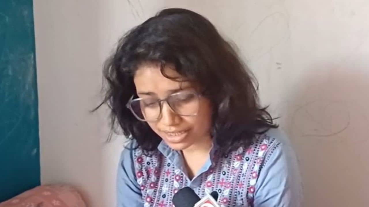 Teacher: ফার্স্ট ক্লাস ফার্স্ট হয়ে স্বর্ণপদক পেয়েছিলেন, চাকরিহারা শিক্ষিকার আশঙ্কা, রাজনীতির গভীর জালে ফেঁসে যাচ্ছি না তো!