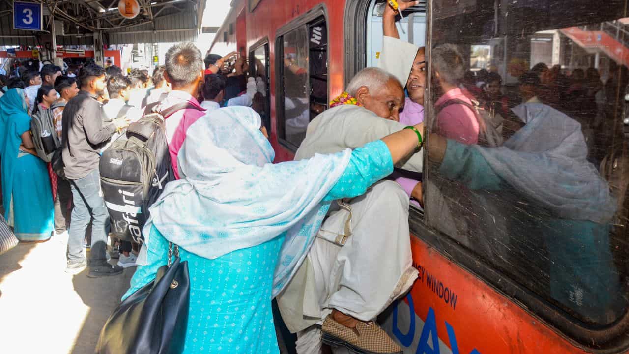 Railway: ট্রেনের দরজাই খুলল না! মহাকুম্ভে যেতে না পেরে ৫০ লক্ষ টাকা ক্ষতিপূরণের দাবি Railway: ট্রেনের দরজাই খুলল না! মহাকুম্ভে যেতে না পেরে ৫০ লক্ষ টাকা ক্ষতিপূরণের দাবি