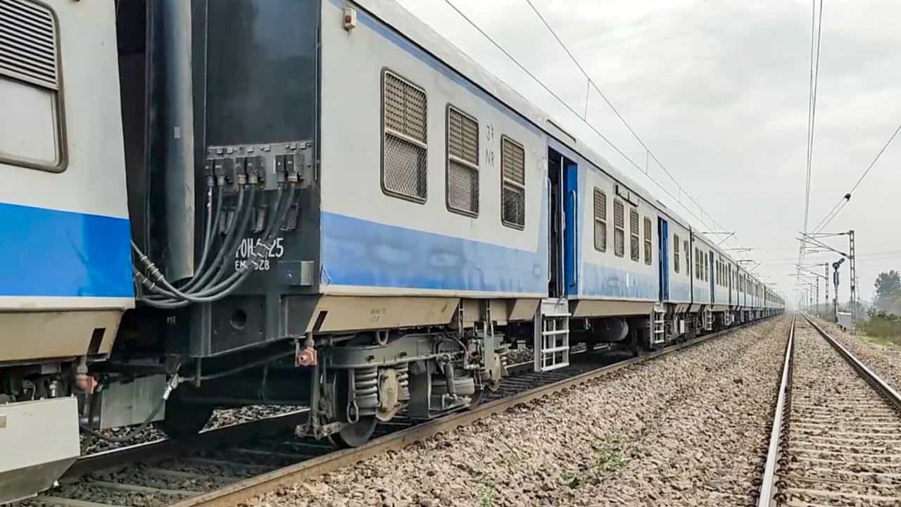 Railways: থার্ড এসি কোচের থেকেও কম খরচে AC ট্রেন উপভোগ করতে চান, জানুন কী করতে হবে Railways: থার্ড এসি কোচের থেকেও কম খরচে AC ট্রেন উপভোগ করতে চান, জানুন কী করতে হবে