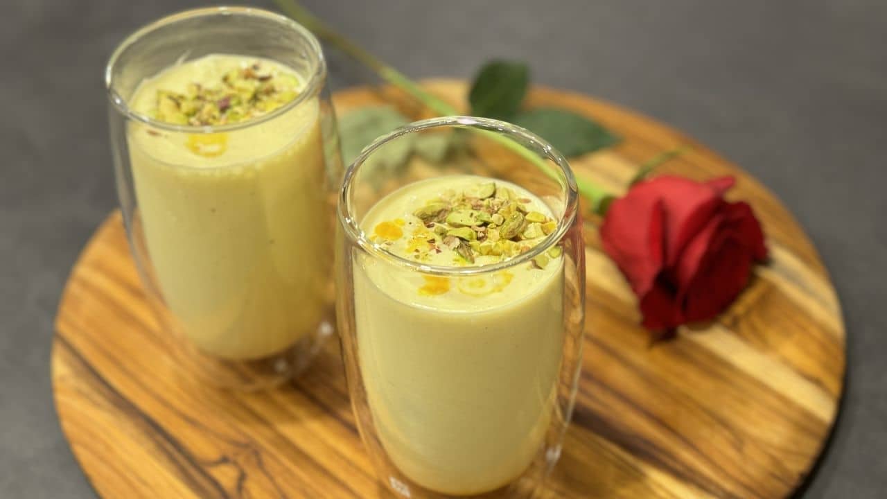 চরম গরমে চা-কফি নয়, অতিথিদের ঠান্ডা করুন টক-মিষ্টি লস্যিতে