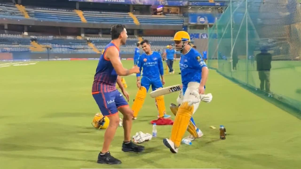 MS Dhoni-Deepak Chahar: ভিডিয়ো: দীপক চাহারকে দেখেই ব্যাট হাতে তাড়া মহেন্দ্র সিং ধোনির, তারপর...