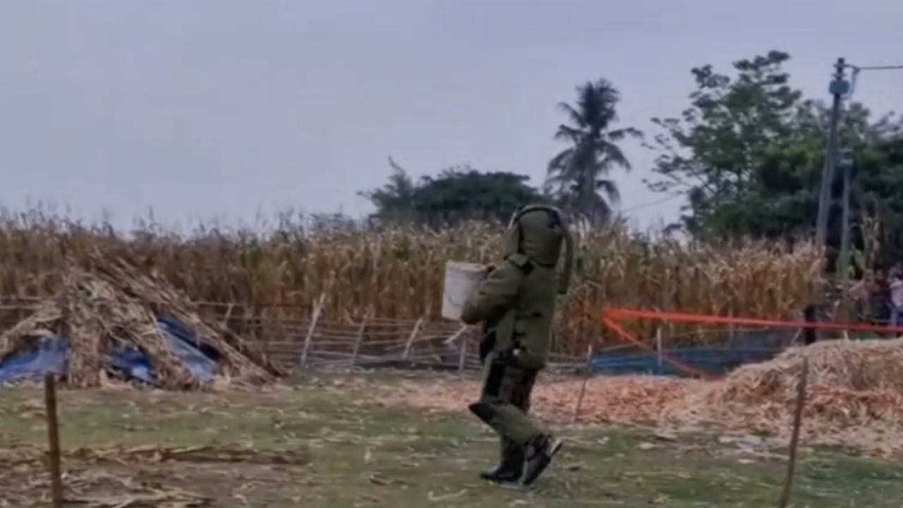 Bomb: একটা-দু'টো নয়, ১৭টি কৌটো বোমা উদ্ধার হল মালদহ থেকে Bomb: একটা-দু'টো নয়, ১৭টি কৌটো বোমা উদ্ধার হল মালদহ থেকে