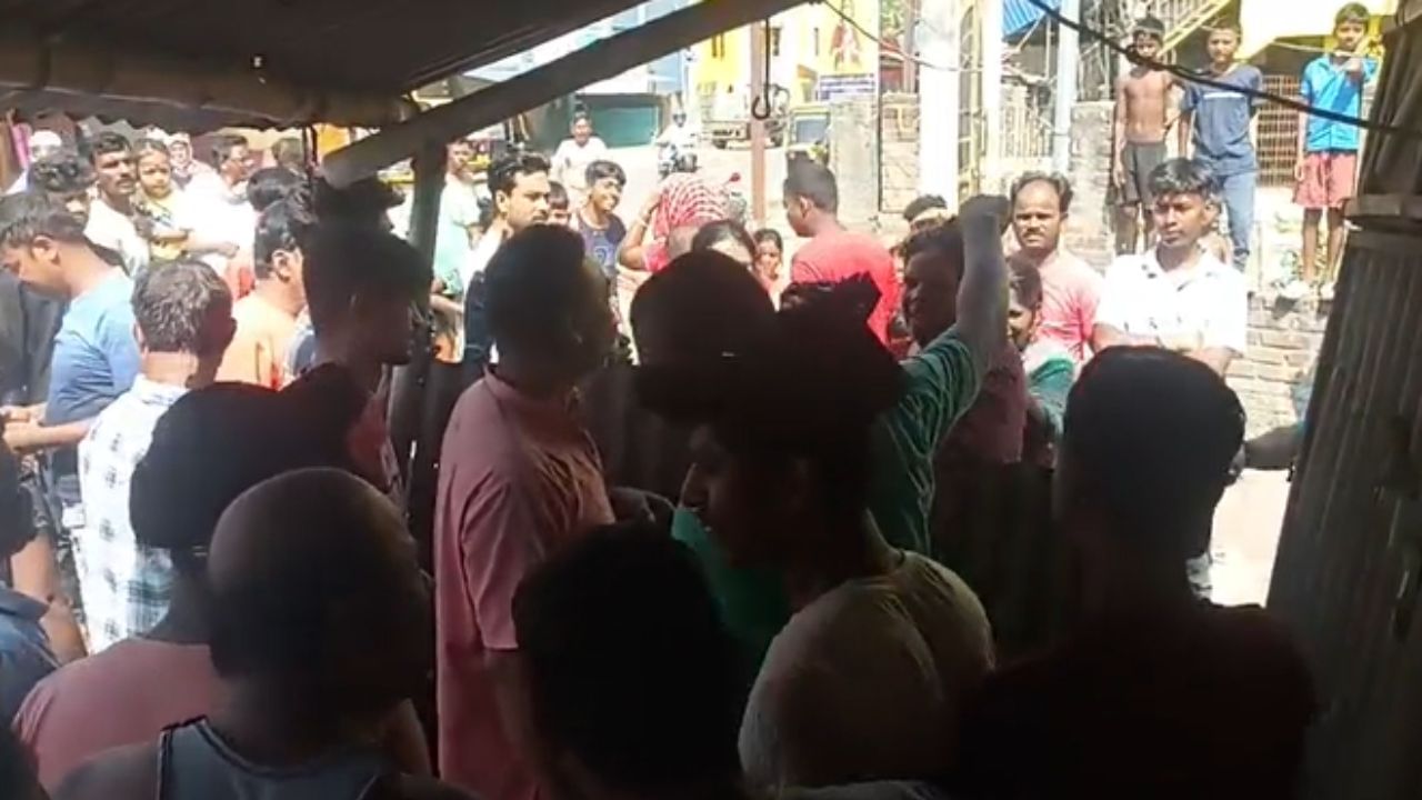 Malda: সন্তান হওয়ার আশ্বাস দিয়ে বাড়িতে ঢুকে টাকা হাতানোর অভিযোগ Malda: সন্তান হওয়ার আশ্বাস দিয়ে বাড়িতে ঢুকে টাকা হাতানোর অভিযোগ