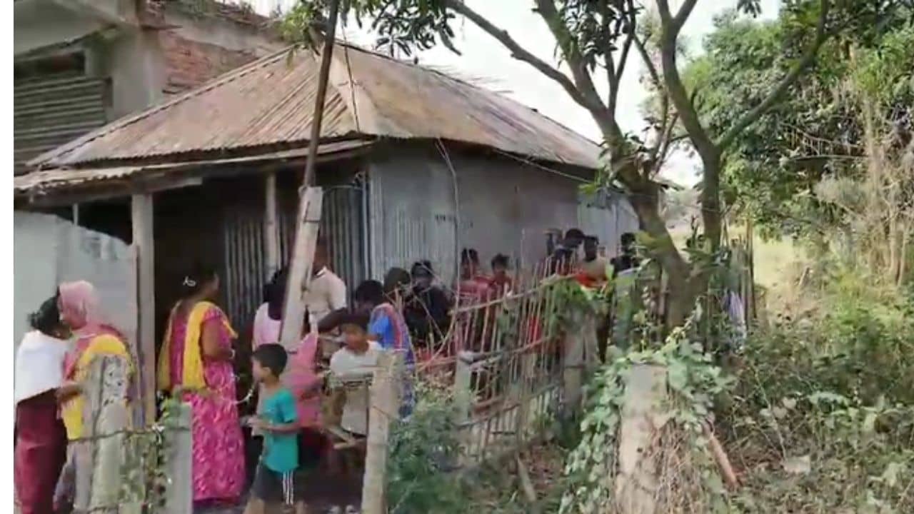 Malda: স্ত্রী ও পুত্রকে ধারাল অস্ত্রের এলোপাথাড়ি কোপ, পলাতক স্বামী