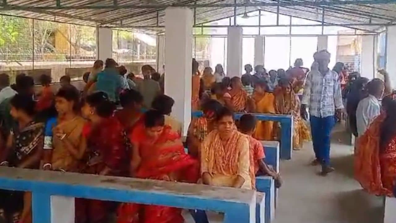 Malda: ট্যাঙ্কের জলে বিষ মিশিয়ে দিয়েছে গো...কিচ্ছু খেতে পাইনি, মুর্শিদাবাদ থেকে মালদহে পালিয়ে আসছেন শয়ে-শয়ে মানুষ