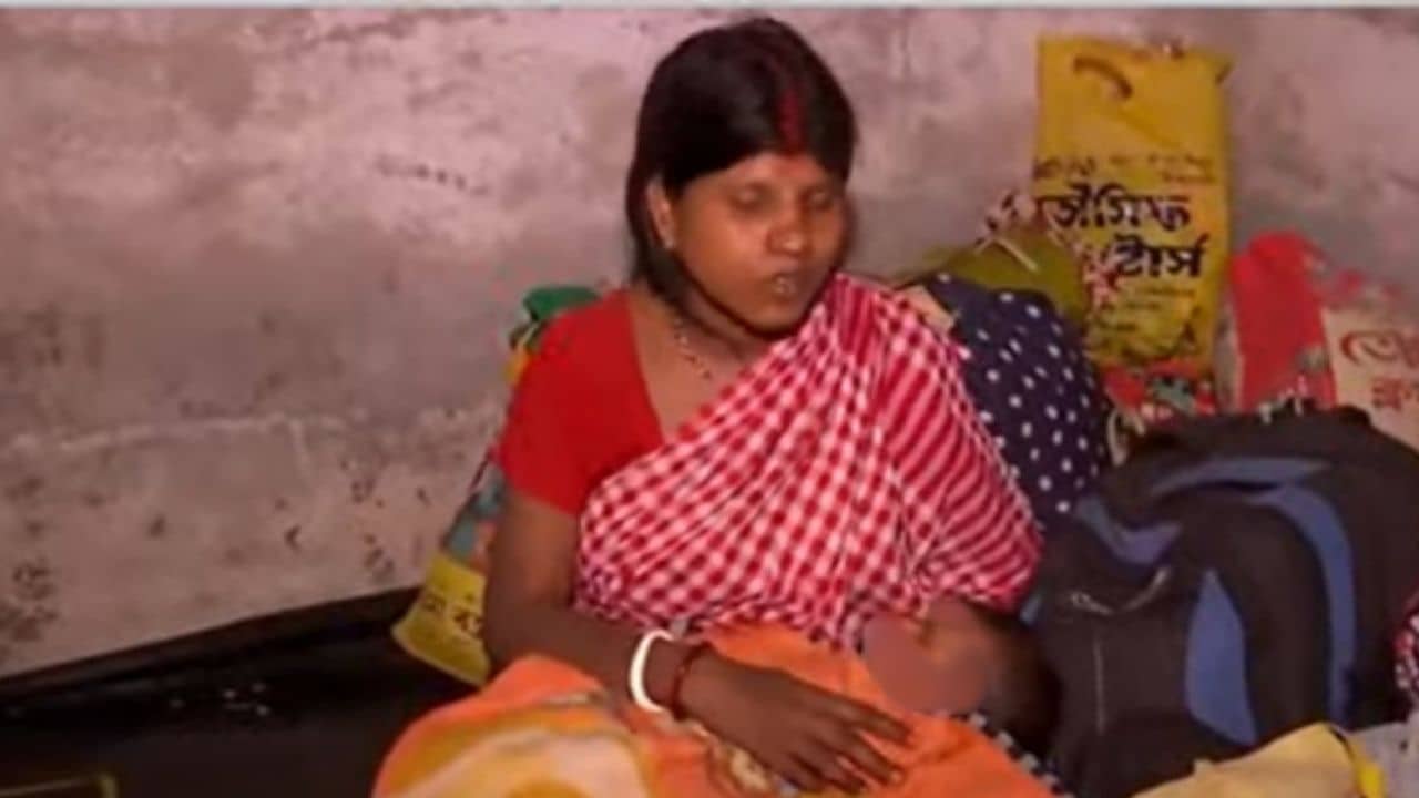 Waqf Unrest: কোলে ৭ দিনের সন্তান, জ্বরে পুড়ছে শরীর, বৈষ্ণবনগরের ত্রাণ শিবিরে বসে গৃহবধূ বললেন, ওরা সব জ্বালিয়ে দিয়েছে, পুলিশ নিরাপত্তা দিতে পারল কই?