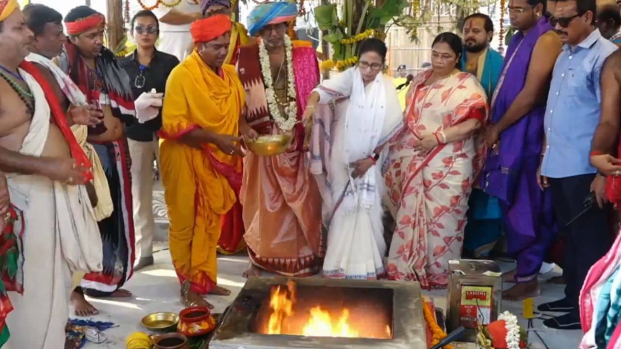 CM Mamata Banerjee in Digha: ধর্ম মুখে প্রচার করে হয় না, হৃদয় ছোঁয়ার জিনিস, মহাযজ্ঞে পূর্ণাহুতি দিয়ে বললেন মমতা