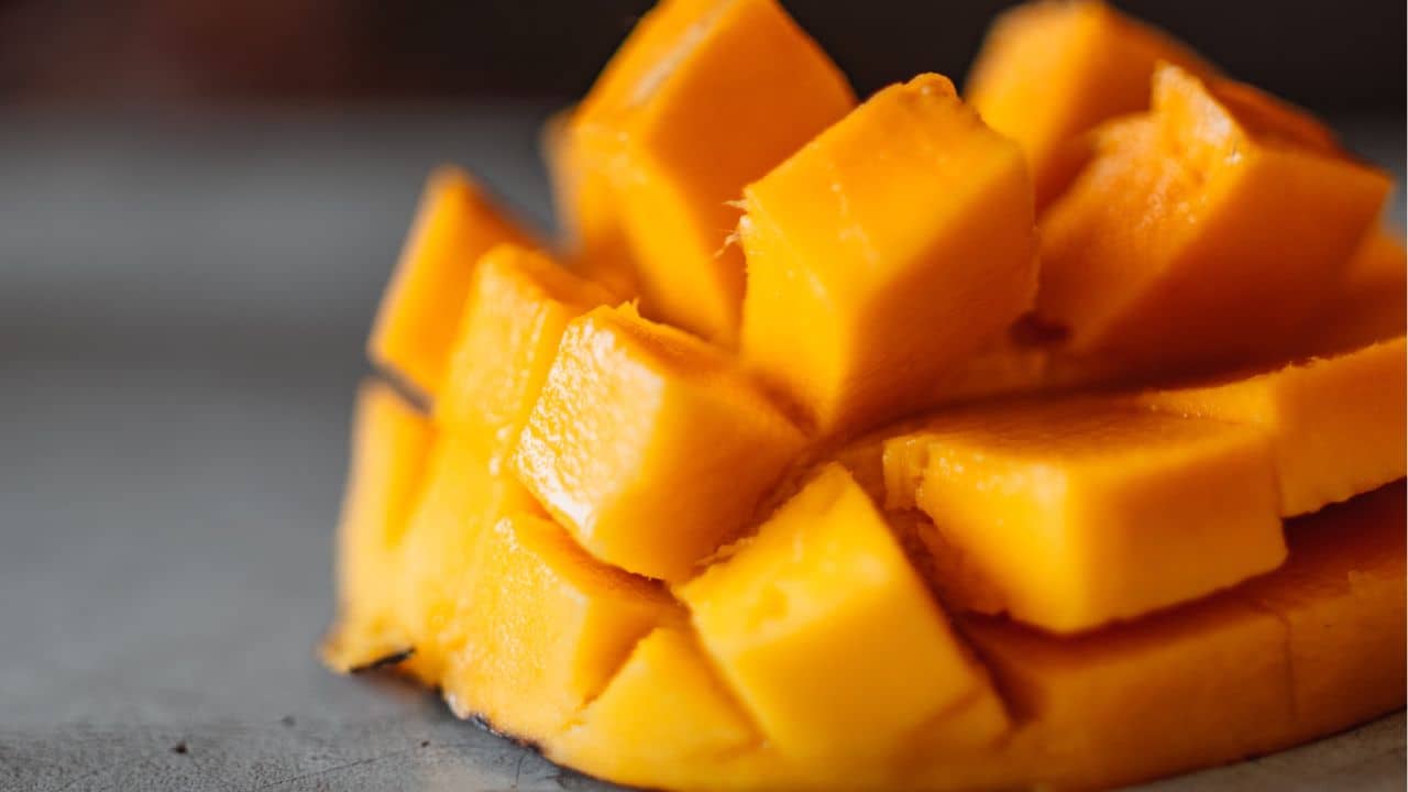 শুধু খেলেই হবে না পাকা আম, মেখে নিন মুখেও!