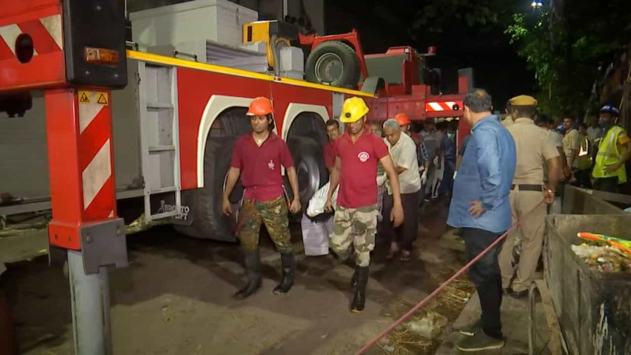 Massive Fire: কারও বয়স ৩, কারও ৮, মেছুয়া বাজারে ভয়াবহ অগ্নিকাণ্ডে মৃতদের তালিকায় ভিনরাজ্যের একাধিক বাসিন্দা Massive Fire: কারও বয়স ৩, কারও ৮, মেছুয়া বাজারে ভয়াবহ অগ্নিকাণ্ডে মৃতদের তালিকায় ভিনরাজ্যের একাধিক বাসিন্দা