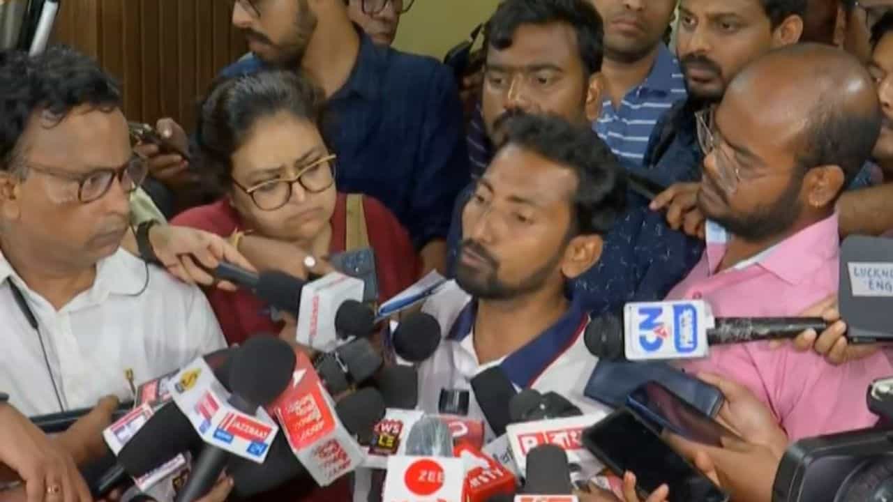 Sacked Teacher: 'রাহুল গান্ধীও রাষ্ট্রপতিকে চিঠি লিখলেন, কিন্তু বাংলার কোন সাংসদ আমাদের জন্য চিঠি করলেন?', প্রশ্ন চাকরিহারা মেহবুবের Sacked Teacher: 'রাহুল গান্ধীও রাষ্ট্রপতিকে চিঠি লিখলেন, কিন্তু বাংলার কোন সাংসদ আমাদের জন্য চিঠি করলেন?', প্রশ্ন চাকরিহারা মেহবুবের