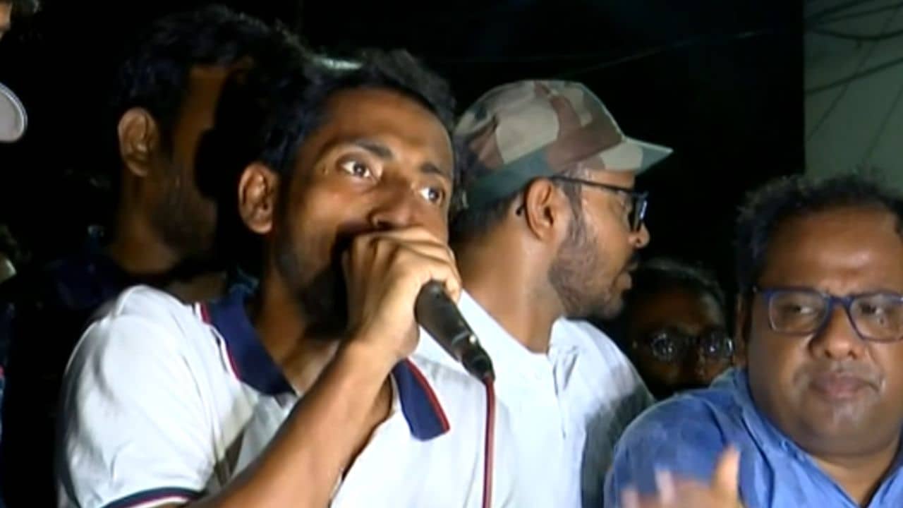 Sacked Teacher: নিজেকে জ্বালিয়ে দেওয়ার কথা যে বলছে, সে কীভাবে সরকারি সম্পত্তি জ্বালাবে?, পুলিশের বক্তব্যে পাল্টা প্রশ্ন চাকরিহারা মেহবুবের