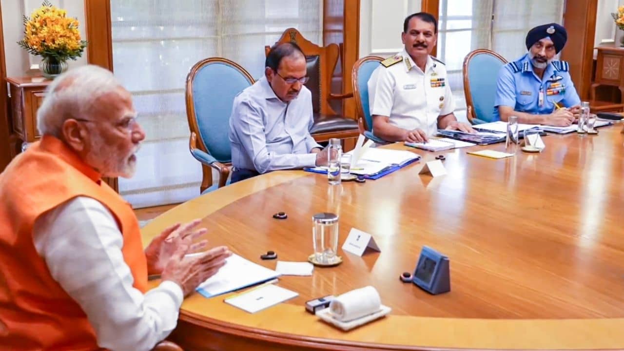 PM Narendra Modi: পুলওয়ামা হামলার পর শেষবার বৈঠক হয়েছিল, সেই ক্যাবিনেট আজ ফের বসল, পাকিস্তানকে যোগ্য জবাব আজই?