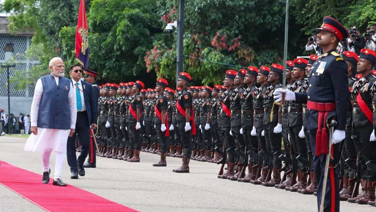 PM Modi in Sri Lanka: শ্রীলঙ্কায় পা রাখতেই সর্বোচ্চ সম্মান নরেন্দ্র মোদীকে, নজরে প্রতিরক্ষা চুক্তি PM Modi in Sri Lanka: শ্রীলঙ্কায় পা রাখতেই সর্বোচ্চ সম্মান নরেন্দ্র মোদীকে, নজরে প্রতিরক্ষা চুক্তি