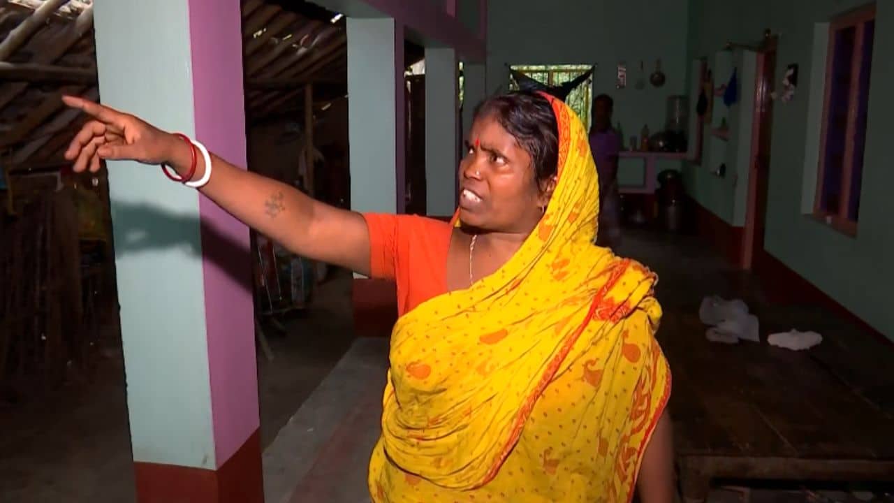 Murshidabad: জানলা দিয়ে তলোয়ার দেখাচ্ছে..., দরজার বাইরে ৩০ জন সশস্ত্র দুষ্কৃতী,দরজা টেবিল দিয়ে আটকে রইলেন মহিলা,ঘণ্টাখানেক লড়াইয়ের পর বাড়িতে আগুন দিয়ে পালাল দুষ্কৃতীরা