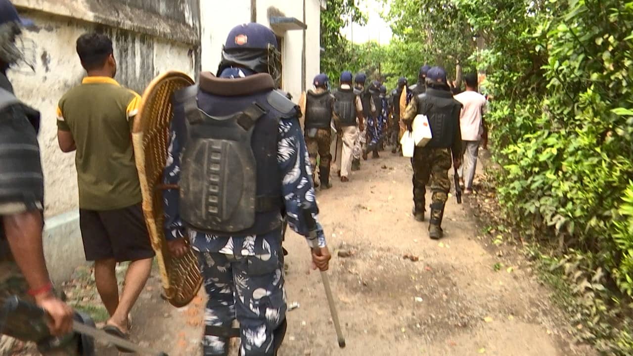 Murshidabad Unrest: সামশেরগঞ্জে কুপিয়ে ‘খুন’ বাবা-ছেলেকে, পুলিশকে দেহ তুলতে বাধা, গ্রামে নামল BSF