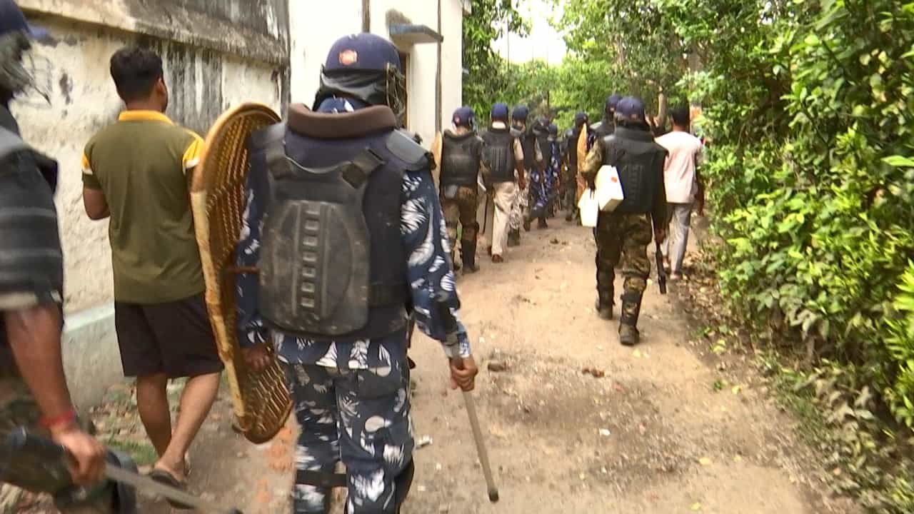 Murshidabad Unrest: সামশেরগঞ্জে কুপিয়ে ‘খুন’ বাবা-ছেলেকে, পুলিশকে দেহ তুলতে বাধা, গ্রামে নামল BSF Murshidabad Unrest: সামশেরগঞ্জে কুপিয়ে ‘খুন’ বাবা-ছেলেকে, পুলিশকে দেহ তুলতে বাধা, গ্রামে নামল BSF