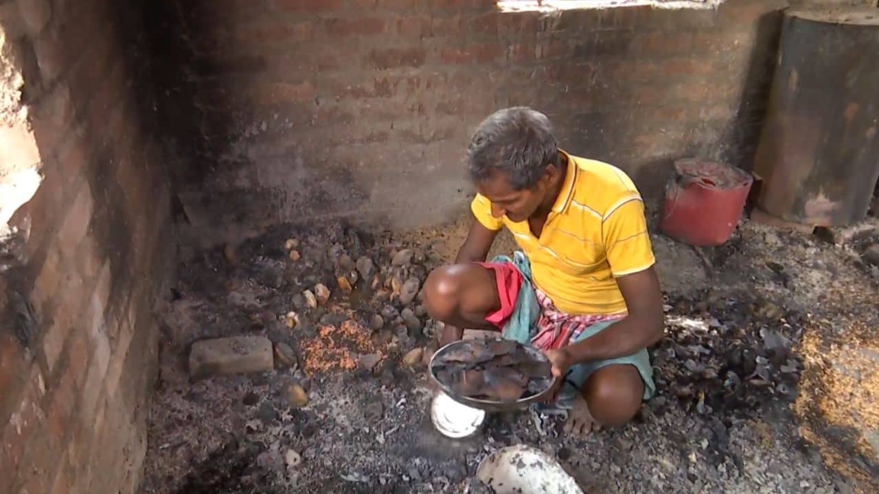 Murshidabad Unrest: ৫ লক্ষ টাকা পুড়িয়ে দিল দুষ্কৃতীরা, চোখের জলে পোড়া নোট খুঁজছেন সামসেরগঞ্জের ঘোষ দম্পতি