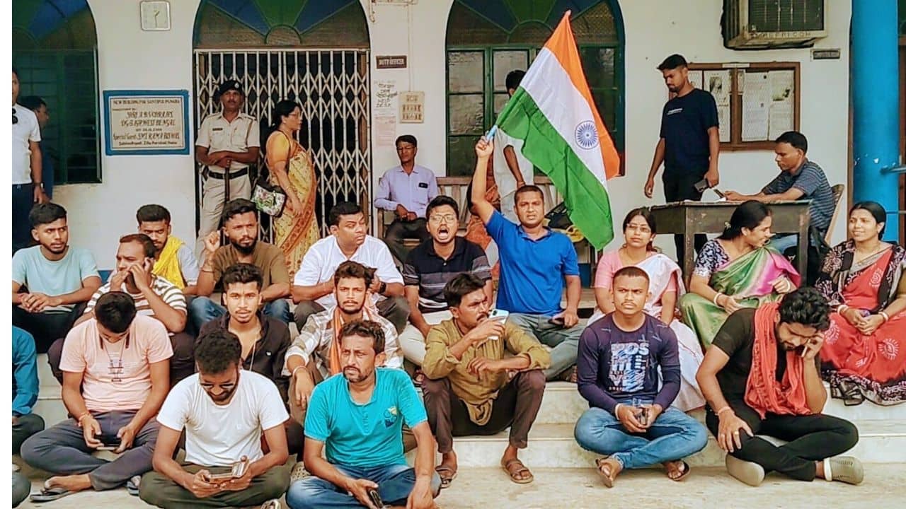 Nadia: ভারত বিদ্বেষ পোস্ট, অভিযুক্ত এখনও কেন গ্রেফতার নয়? শান্তিপুর থানায় বিক্ষোভ