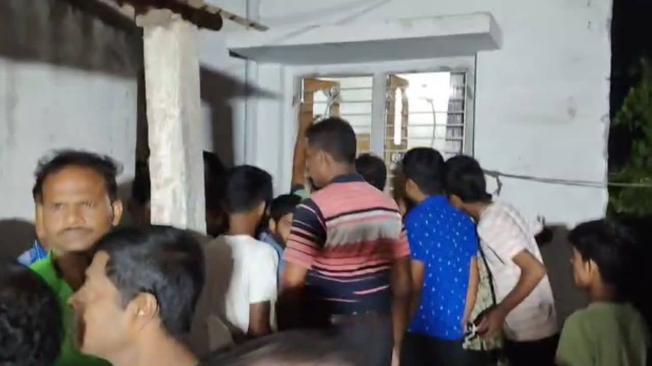 Nadia: স্ত্রী মুন্ডু আলাদা করে আত্মসমর্পণ স্বামীর