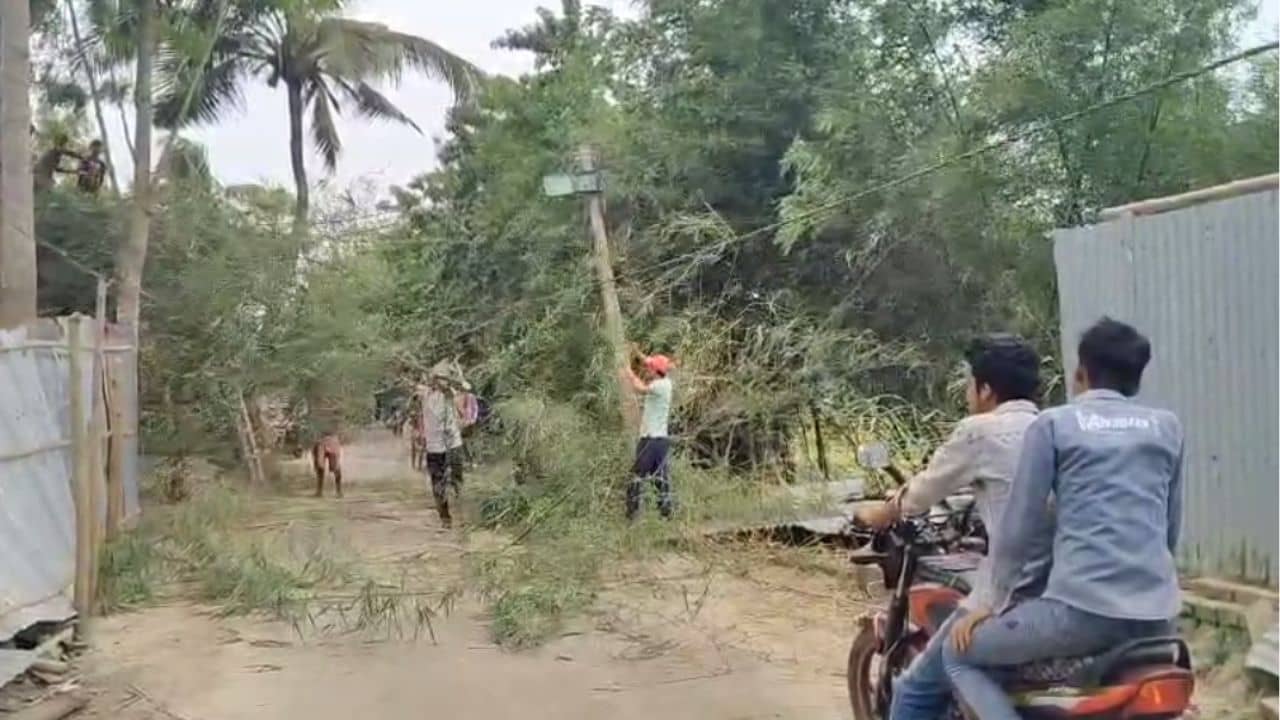 Nadia: ঝড়ে উড়ল টিনের চালা, তছনছ ১০টি বাড়ি, সন্তান নিয়ে প্রাণে বাঁচল একাধিক পরিবার