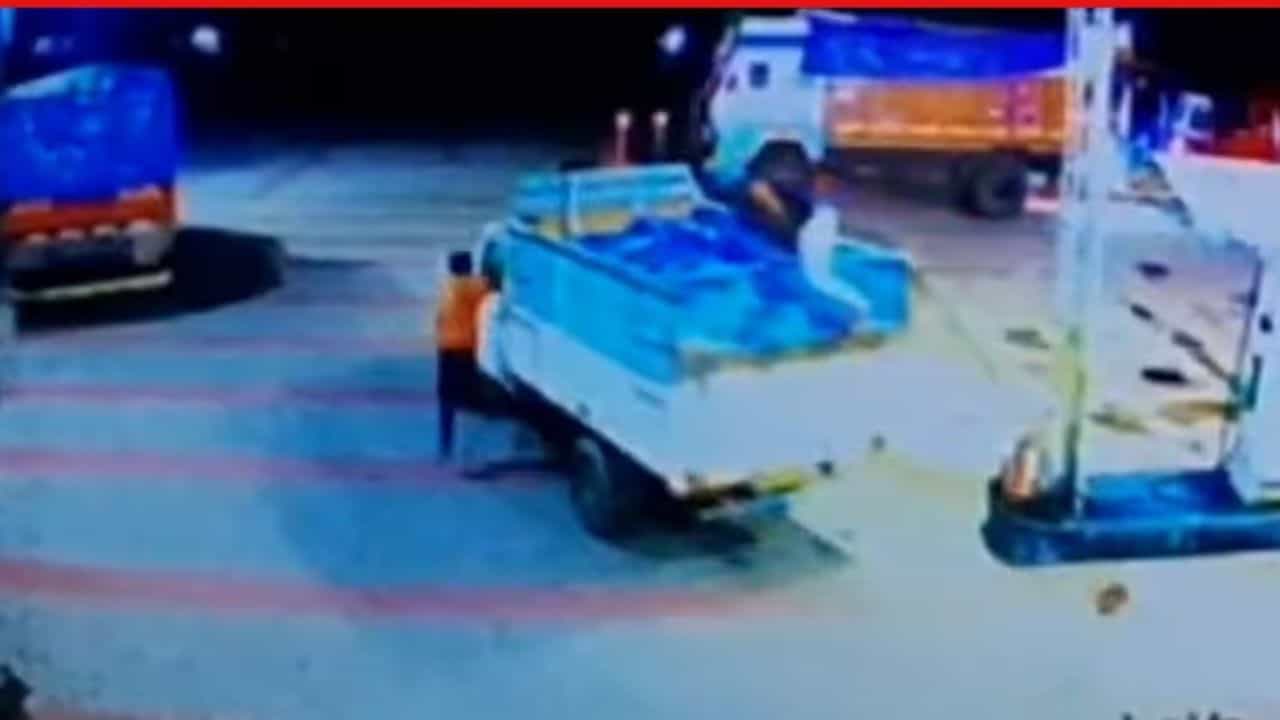 Ranaghat: তেল নিয়ে টাকা না দিয়ে পেট্রলপাম্পের কর্মীকে চাপা দিয়ে খুন, ৩ জনকে আমৃত্যু কারাদণ্ডের নির্দেশ Ranaghat: তেল নিয়ে টাকা না দিয়ে পেট্রলপাম্পের কর্মীকে চাপা দিয়ে খুন, ৩ জনকে আমৃত্যু কারাদণ্ডের নির্দেশ